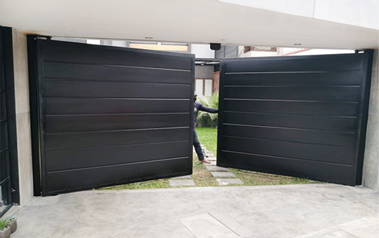 Puertas batientes en Granada y Almería